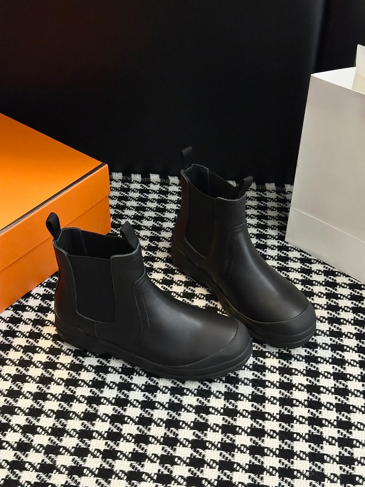 👟👟Ex-factory price 700👟👟 【𝐇𝐄𝐑𝐌𝐄𝐒Ankle boots】Exquisite workmanship, classic and yet individual, matching college style & simple style. yyds The key point is that it makes you taller and slimmer, which is really good news for small people. It makes you look slimmer and taller than ever yyds, good-looking ➢Shoe upper material: original customized cowhide + Yangjing noodles ➢Inner material: cowhide lining ➢Outsole material: original rubber sole ➢Color selection: black cowhide, black Yangjing, nude Yangjing ➢Optional code number: 35-40 (customized 40 is not returnable)